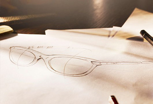Quy trình sản xuất kính mắt Burberry bắt đầu bằng những bản vẽ phác thảo trên giấy.