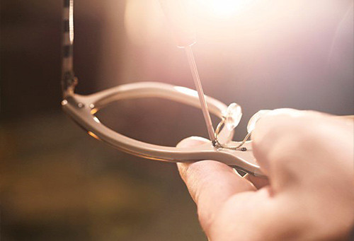 Cuối cùng là lắp khớp đỡ sống mũi vào gọng kính.