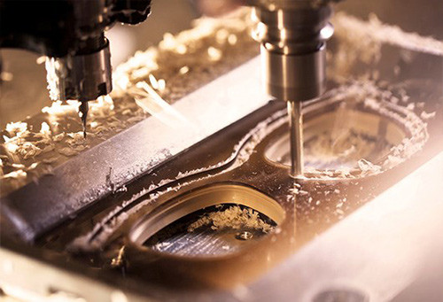 Bản khuôn kính được làm bằng nhựa dẻo và cắt xén bởi một máy chuyên dụng vô cùng tinh xảo.