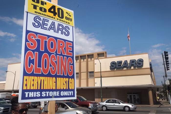 Theo CNN, khoản nợ 134 triệu USD tới hạn ngày 15/10 nhưng không thể trả được được xem là "giọt nước tràn ly" dẫn tới quyết định xin phá sản của Sears. Ảnh: Wall Street Journal.