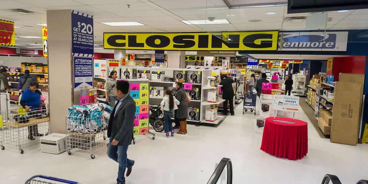 Đầu năm 2018, hãng buộc phải đóng cửa chi nhánh tại Canada với hơn 130 cửa hàng được thanh lý. Hồi tháng 7, Sears đóng cửa hàng cuối cùng tại Chicago - nơi từng là quê hương của hãng bán lẻ này. Ảnh: Kelowna.