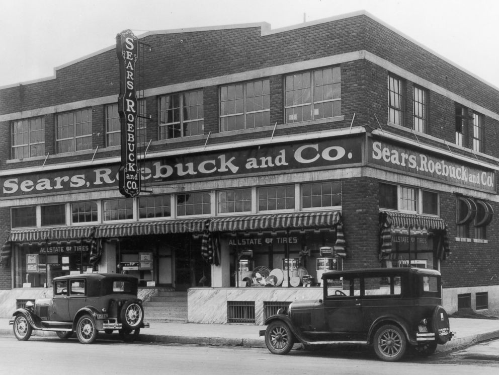 Năm 1887, Sears chuyển tới Chicago và hợp tác với đồng hồ Alvah Roebuck. Catalog đầu tiên của công ty Sears Roebuck, bán đồng hồ và trang sức, được in vào năm 1896. Ảnh: Sears Archives.
