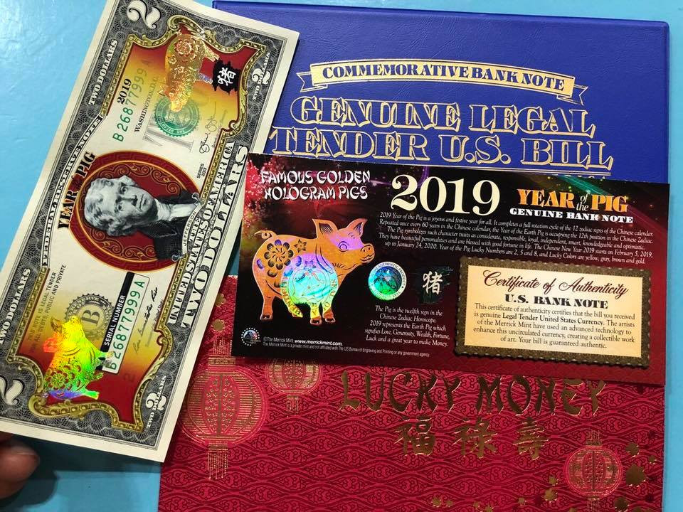 Bộ tiền bao gồm 1 tờ tiền 2 USD mạ vàng (seri đẹp) + 1 bao da + 1 giấy chứng nhận + 1 phong bao đỏ được rao với giá 500.000 đồng. Ảnh: Facebook.