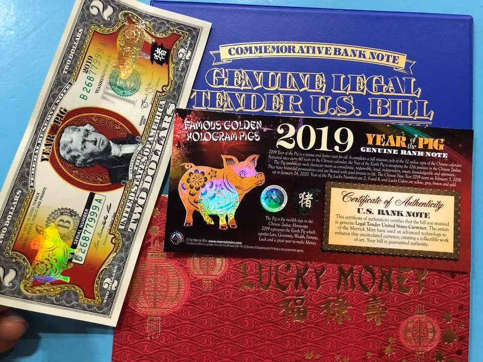 Bộ tiền bao gồm 1 tờ tiền 2 USD mạ vàng (seri đẹp) + 1 bao da + 1 giấy chứng nhận + 1 phong bao đỏ được rao với giá 500.000 đồng. Ảnh: Facebook.