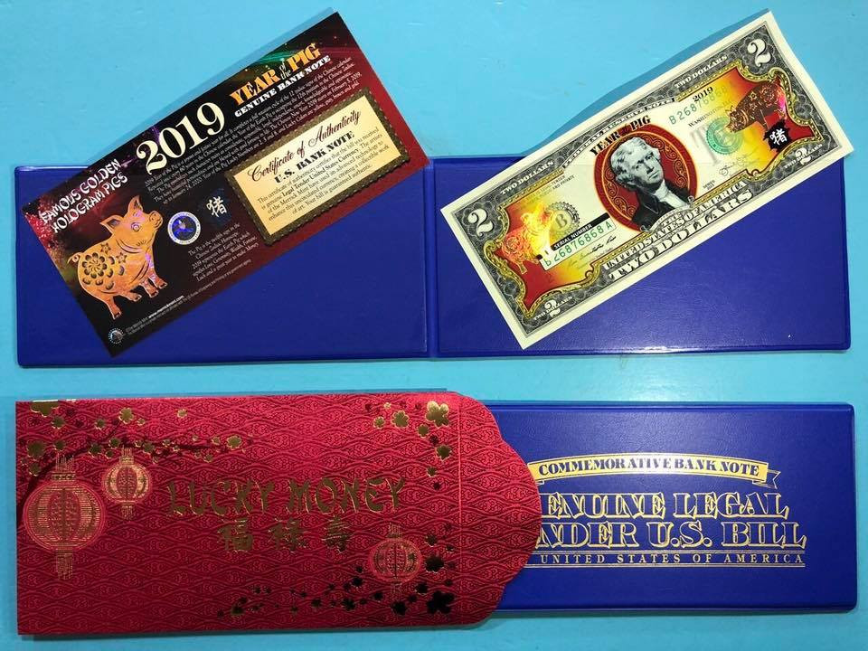 Đồng tiền 2 USD mạ vàng hình con heo năm 2019 cũng được rao bán rầm rộ trên các chợ online. Ảnh: Facebook.