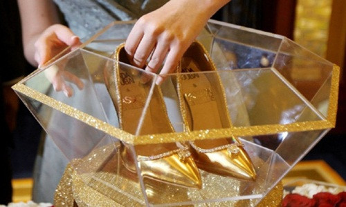 Trên mũi mỗi chiếc giày được gắn một viên kim cương 15 cara. Tổng cộng có 236 viên kim cương được gắn trên giày. Ảnh: DM.
