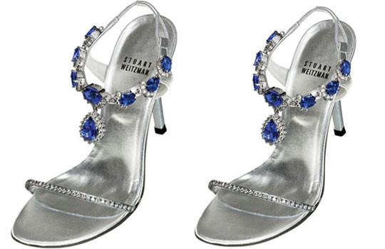 Đôi giày Tanzanite của hãng Stuart Weitzman được thiết kế phần quai đeo chân từ đá quý tanzanite tím-xanh nặng 185 carat, nhập khẩu từ châu Phi, trị giá 2 triệu USD (46,6 tỷ đồng). Ảnh: Therichesst.