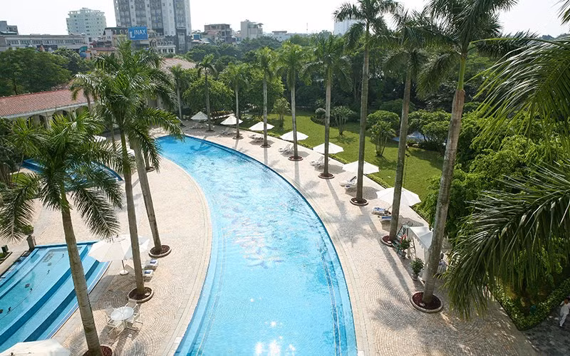 Đây cũng là khách sạn duy nhất ở Hà Nội có bể bơi ngoài trời dài 80m kết hợp với cảnh quan vườn cây cảnh độc đáo. Ảnh: Chudu24.