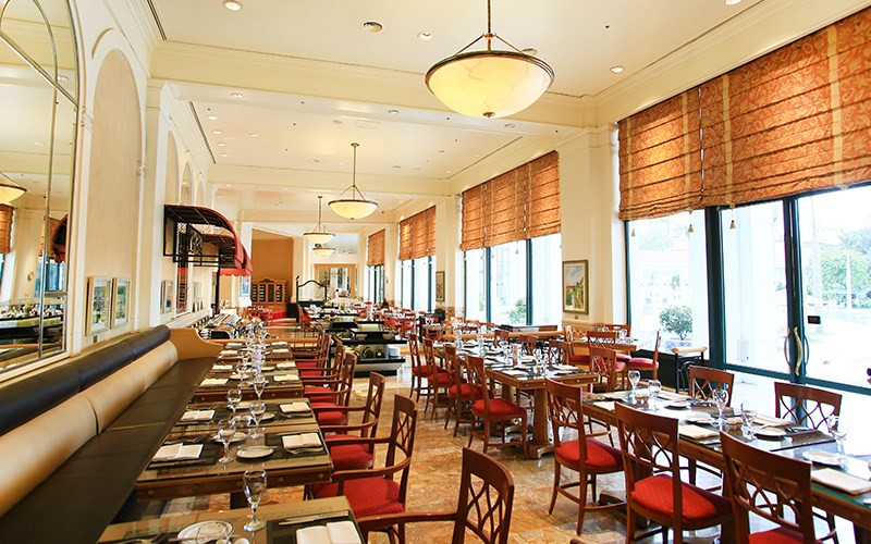 Bên trong khách sạn có 4 nhà hàng và 2 quán bar. Ảnh: Chudu24.