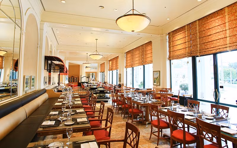 Bên trong khách sạn có 4 nhà hàng và 2 quán bar. Ảnh: Chudu24.