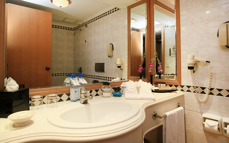 Phòng tắm với nội thất sang trọng. Ảnh: Chudu24.