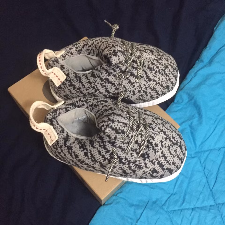 ...Và cái kết nhận được là.. đôi dép bông đi trong nhà. Ảnh: Vietnamnet.