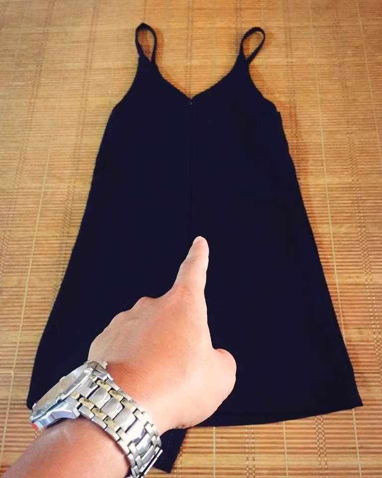 Đặt mua qua mạng áo sơ mi soái ca, người bán ship cho hẳn "váy soái ca". Ảnh: FB Tuấn Nguyễn Văn.