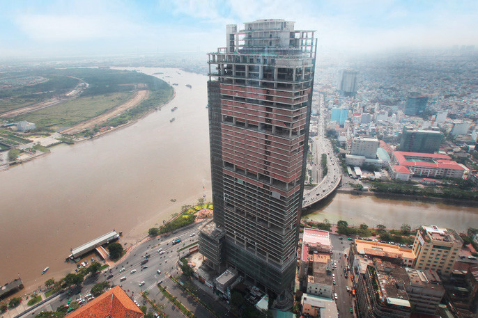 Cùng chung "số phận", tháng 8/2017, tòa cao ốc đình đám Saigon One Tower bị Công ty quản lý tài sản các tổ chức tín dụng Việt Nam (VAMC) tiến hành thu giữ tài sản để xử lý khoảng nợ xấu lên tới 7.000 tỷ đồng. Ảnh: Nld.