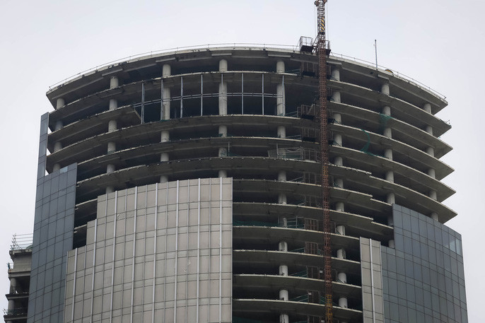 Sau khi xây dựng khoảng 80% phần thô thì Saigon One Tower ngừng thi công từ cuối năm 2011. Ảnh: Nld.