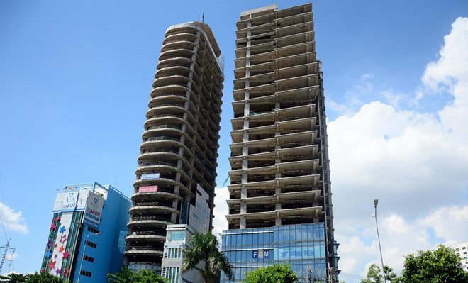 Đầu năm 2017, Công ty Quản lý nợ và khai thác tài sản Agribank (Agribank AMC) thuộc Agribank, đã thu giữ và rao bán đấu giá tài sản đảm bảo là toàn bộ tài sản và quyền sử dụng đất tại địa chỉ số 129 A - 131 - 131 A - 133 - 135 A - 153/33 Đường Điện Biên Phủ, Phường 15, quận Bình Thạnh, TP HCM. Ảnh: Zing.