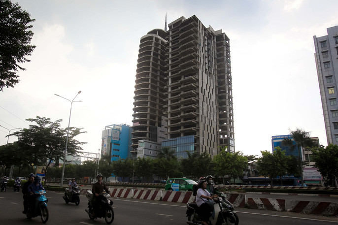 Dù được quảng bá hoành tráng ban đầu là một trong số ít cao ốc nằm ở khu trung tâm TP HCM có bãi đáp trực thăng, nhưng sau khi xây dựng xong phần thô thì chủ đầu tư V-Ikon không còn khả năng tài chính để hoàn thiện. Ảnh: Nld.