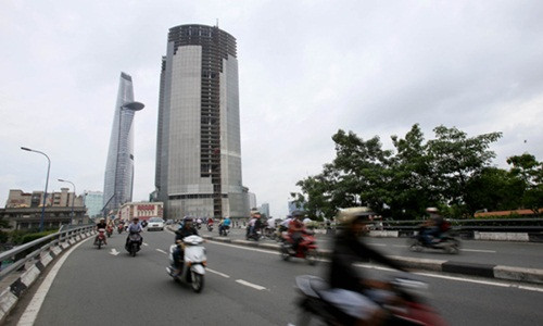 Chính thức khởi công từ năm 2007, Saigon One Tower dự kiến sau khi hoàn thành năm 2009 sẽ là tòa nhà cao thứ 3 tại TP.HCM (trên 195m) và cao thứ 7 của Việt Nam. Ảnh: Nld.