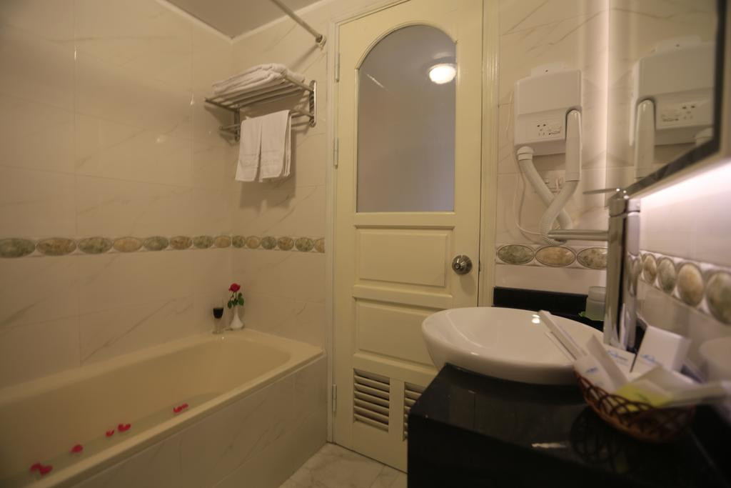 Bồn tắm lớn sang trọng. Ảnh: Booking.