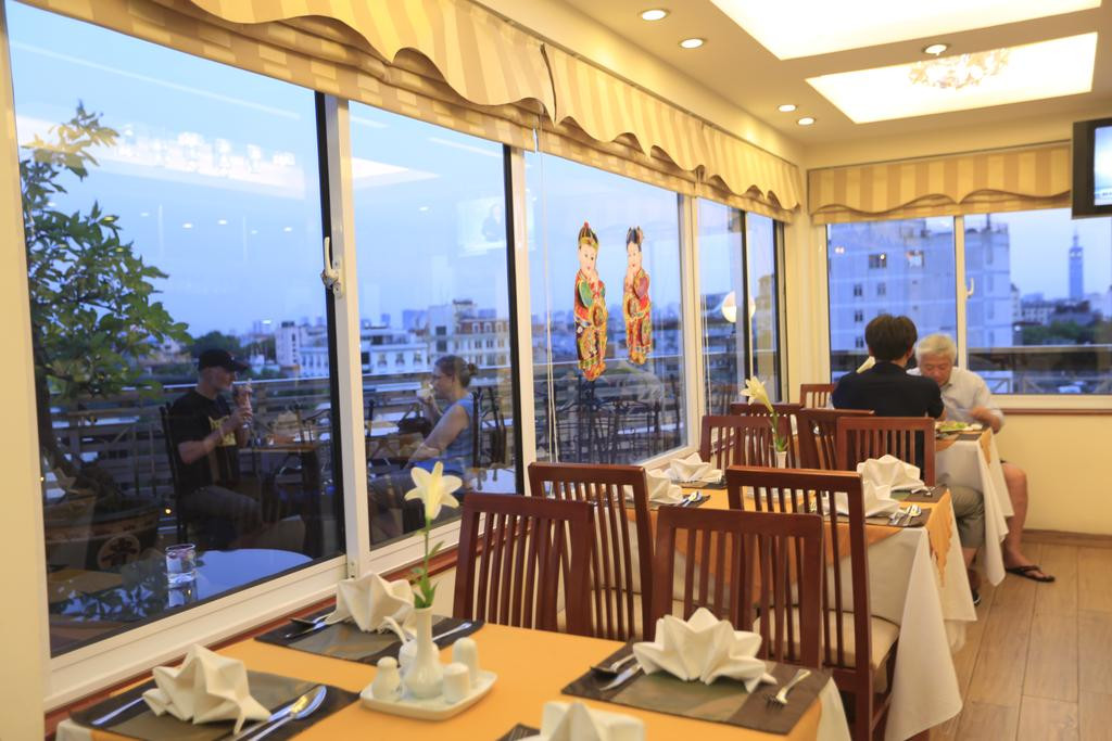 Mỗi bàn ăn đều có tầm nhìn đẹp ra phố cổ Hà Nội. Ảnh: Agoda.