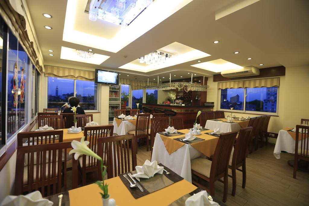 Nhà hàng trong khách sạn phục vụ món ăn Việt Nam và quốc tế. Ảnh: Booking.