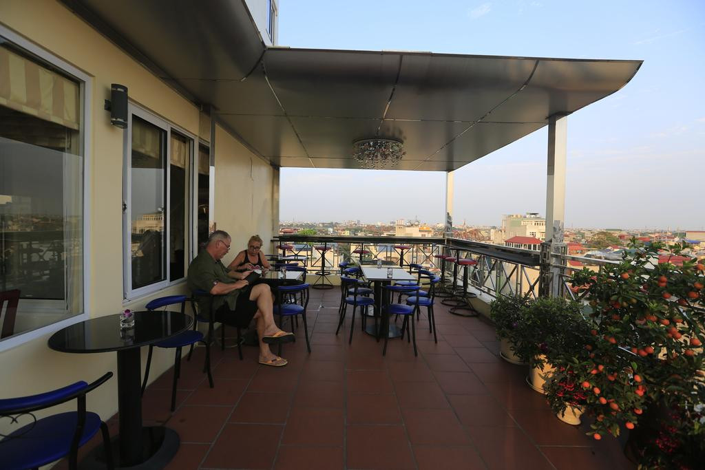 Ban công thưởng trà và ngắm cảnh cho du khách. Ảnh: Agoda.