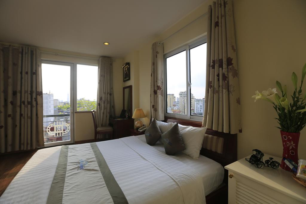 Hệ thống cửa kính lấy ánh sáng tối đa cho phòng. Ảnh: Booking.