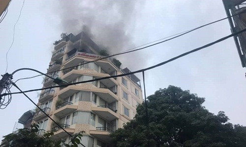 Khoảng hơn 6h sáng nay 22/11, một vụ hỏa hoạn đã xảy ra trên tầng cao của khách sạn Moonview (61 Hàng Than, Hà Nội) khiến nhiều du khách hoảng loạn. Ảnh: Vietnam+.