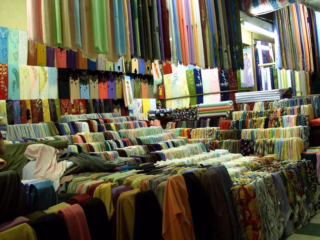 Hiện chợ có 2.700 lô, tập trung tiểu thương và khách du lịch đến mua sắm lớn nhất tỉnh. Ảnh: Vntrip.