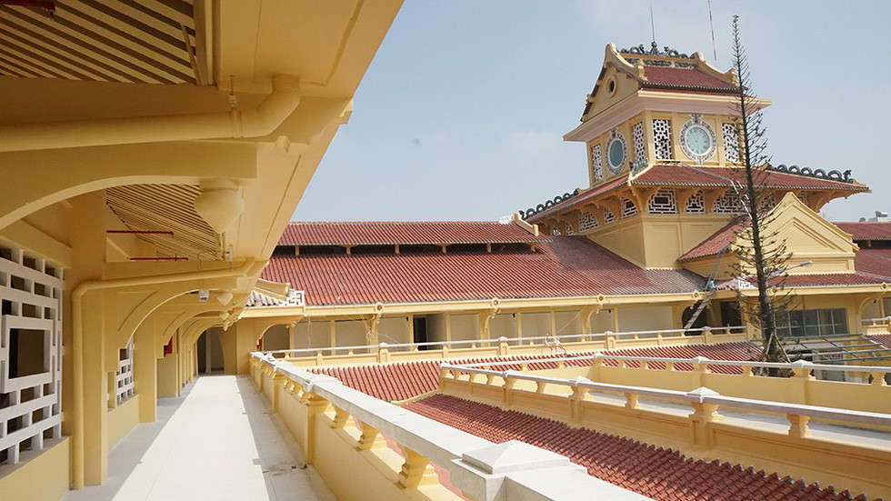 Chợ bình Tây (còn được gọi Chợ Lớn) được xây dựng năm 1928 và hiện đang tạm dừng hoạt động để sửa chữa với tổng kinh phí đầu tư khoảng 104 tỷ đồng từ ngân sách ngoài nhà nước. Ảnh: Tuổi trẻ.