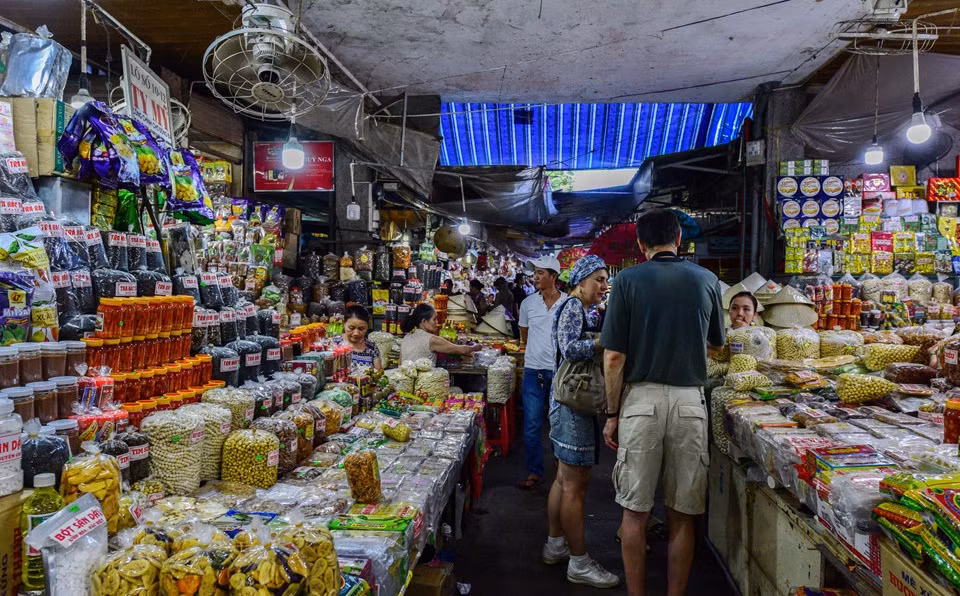 Chợ bán đầy đủ các loại đặc sản nổi tiếng xứ Huế như kẹo mè xửng, mắm tôm chua, nem chả, quýt Hương Cần...Ảnh: Zing.