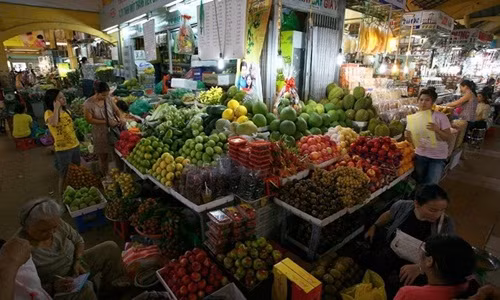 Trung bình mỗi ngày, chợ đón khoảng 10.000 lượt khách lui tới mua bán và tham quan. Ảnh: VOV.