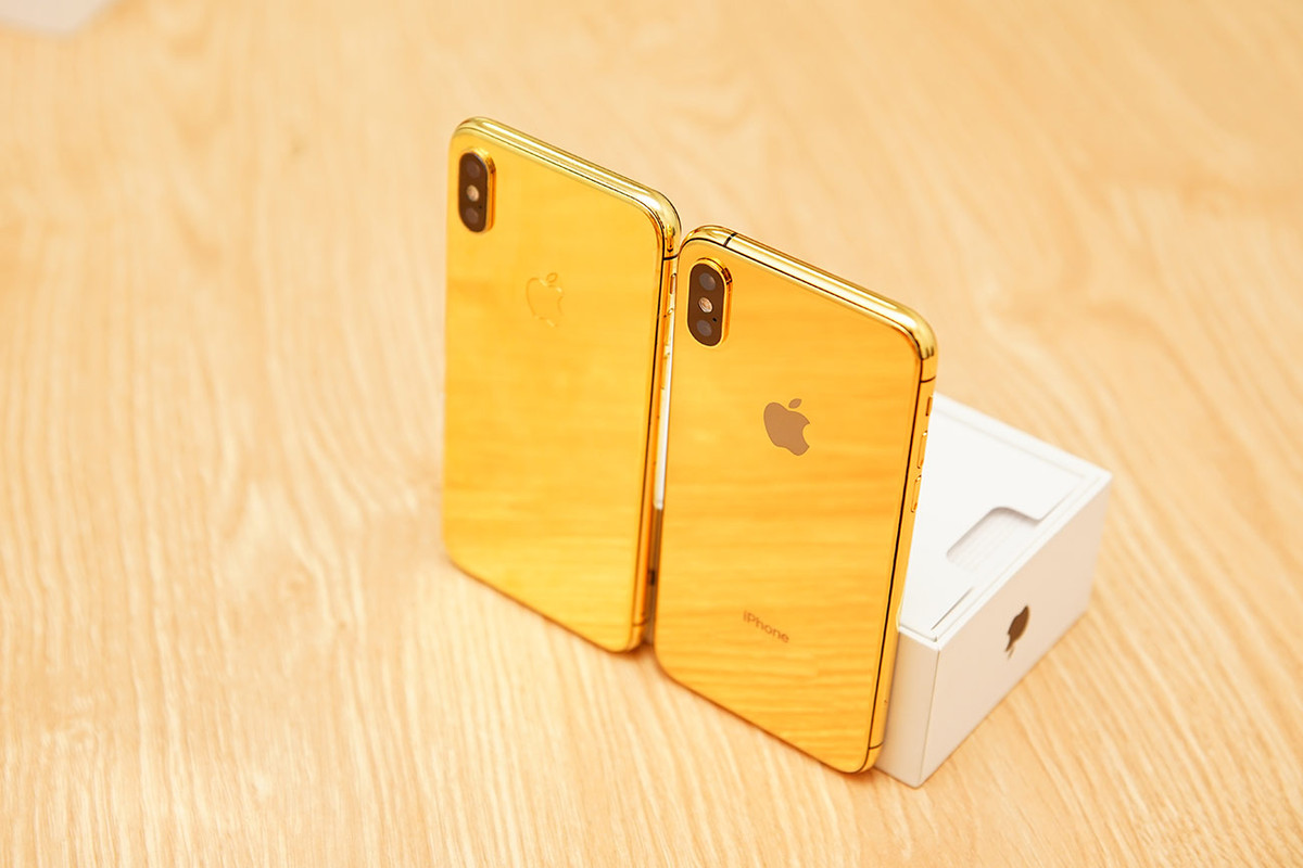 Lý do là trên khung của iPhone Xs có các viền nhựa, chia thành các khoảng đối xứng khác nhau. Vì vậy, người thợ phải tạo thêm các cực dẫn điện để liên kết khi mạ.