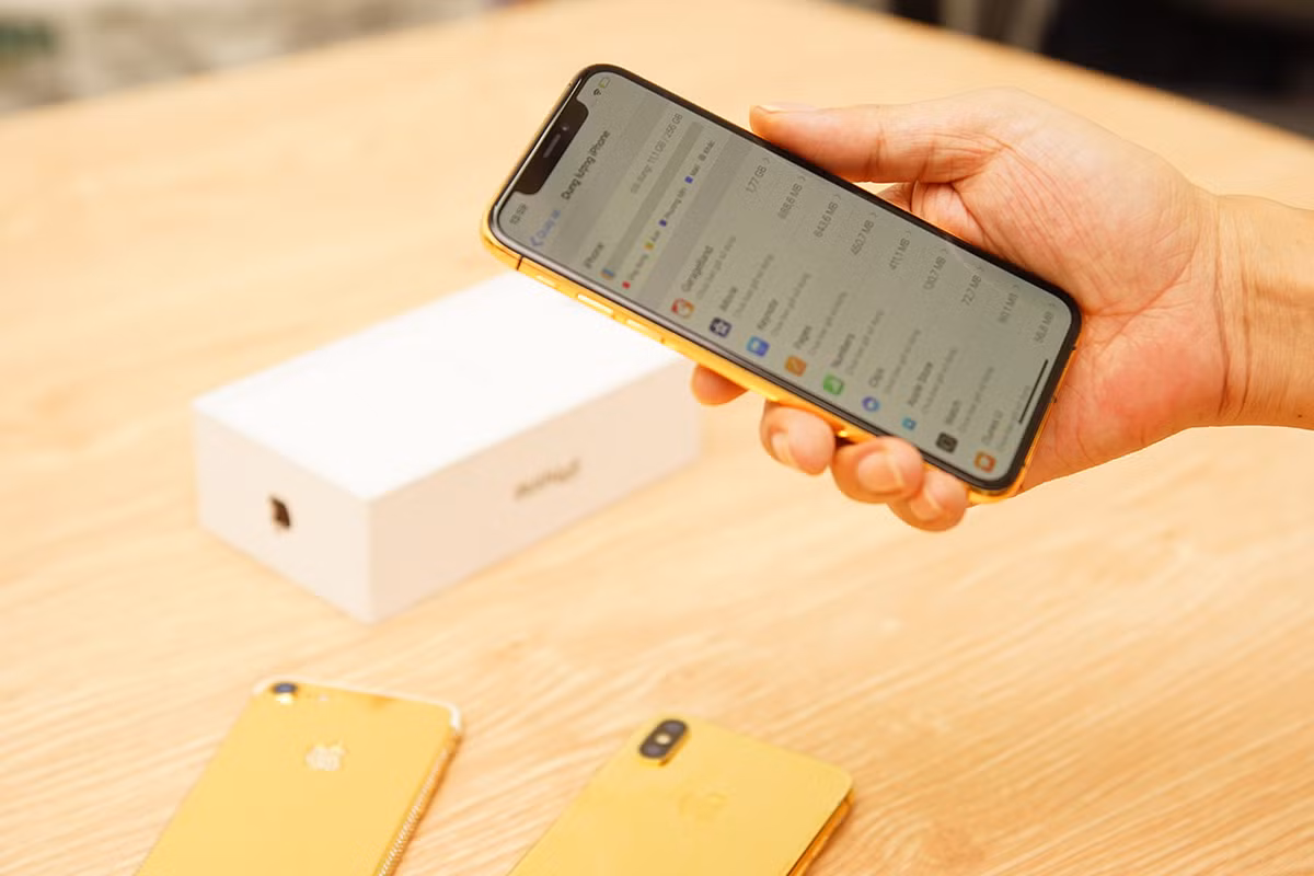 Thêm nữa, mặt lưng của iPhone Xs và iPhone Xs Max là các tấm kính, nên để “full” vàng hơn thì các kỹ sư độ thêm một lớp kim loại mới, thay thế lớp kính nguyên bản của Apple.