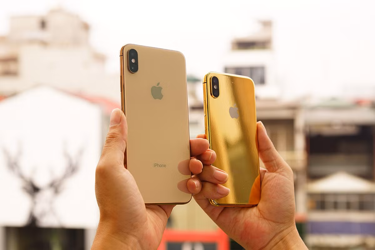 iPhone Xs mạ vàng đọ dáng của phiên bản gốc của Apple.