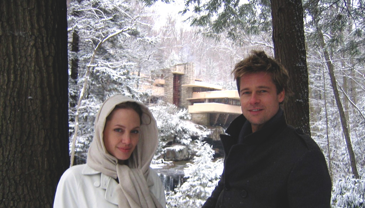 Năm 2011, nhân dịp sinh nhật lần thứ 48 của Brad Pitt và cũng là thời điểm lễ Giáng sinh, Angelina Jolie đã tặng cho chồng một thác nước ở California trị giá 1,6 triệu USD.