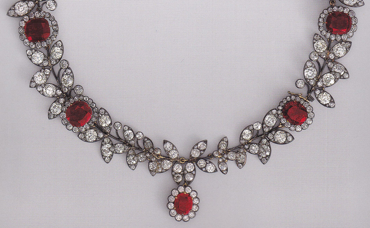 Năm 2005, David Beckham đã khiến Victoria ngạc nhiên với món quà Giáng sinh gần 3 triệu USD bao gồm một chiếc túi xách nạm kim cương trị giá 100.000 USD, một chiếc Rolls-Royce Phantom trị giá 500.000 USD, một chiếc vòng cổ Boucheron ruby và kim cương trị giá 2,4 triệu USD.