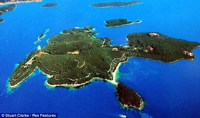 Chiều lòng con gái, tỷ phú Nga Dmitry Rybolovlev mua đảo ngọc đẹp nhất Hy Lạp mang tên Skorpios giá 88 triệu USD làm quà Giáng sinh cho con.