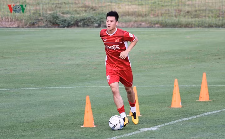 Tiền vệ Nguyễn Huy Hùng.