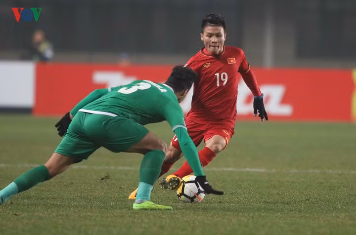  Tiền vệ Nguyễn Quang Hải.