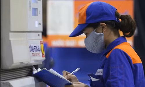 Gia xang giam manh hon 1.000 dong/lit