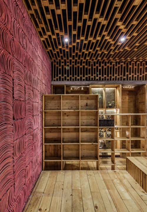 Thanh Pallet gỗ còn được tận dụng thiết kế thành kệ tủ đựng đồ gọn gàng.