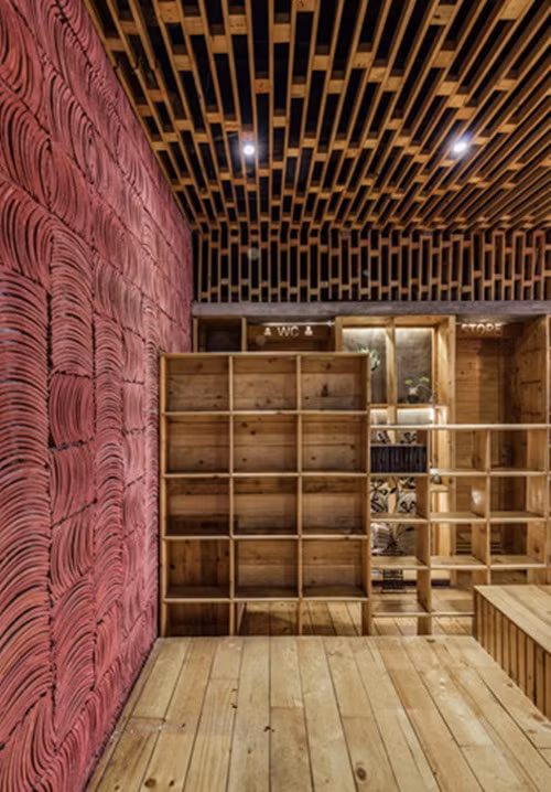 Thanh Pallet gỗ còn được tận dụng thiết kế thành kệ tủ đựng đồ gọn gàng.