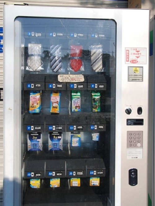 Nhật Bản cũng là nơi đầu tiên đưa ra loại máy bán cà vạt tự động. Ảnh: BI.