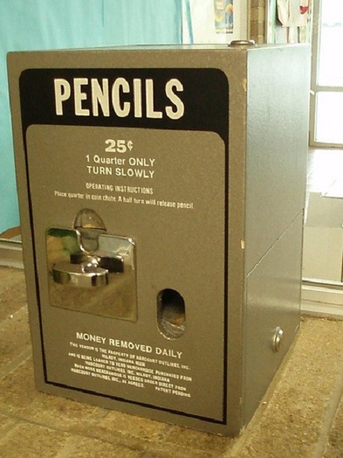 Tại Mỹ, học sinh sinh viên có thể mua ngay bút chì từ những chiếc máy bán hàng tự động đặt ngay trong lớp học. Ảnh: BI.