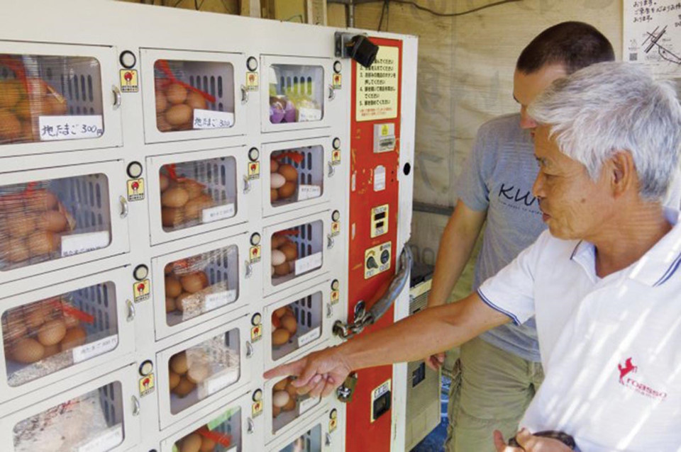 Là thực phẩm dễ vỡ nên chiếc máy bán trứng tự động được thiết kế đặc biệt hơn. Thay vì những ngăn kệ, trứng được đặt vào ô tủ có cửa tự động mở ra cho khách lấy trứng sau khi hoàn tất chọn và trả tiền. Ảnh: Food and City.