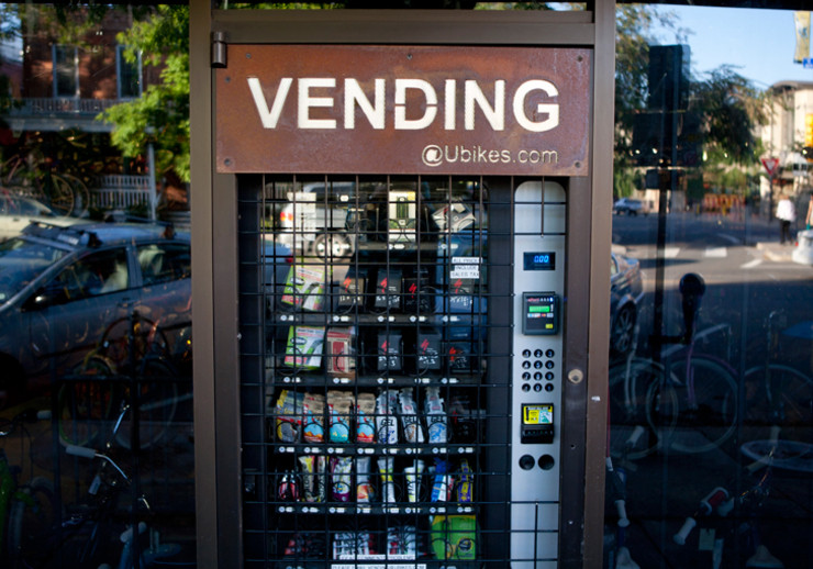 Chiếc máy bán hàng tự động dành riêng cho xe đạp tại Colorado (Mỹ) với keo vá săm, săm xe, bánh xe...Ảnh: BI.