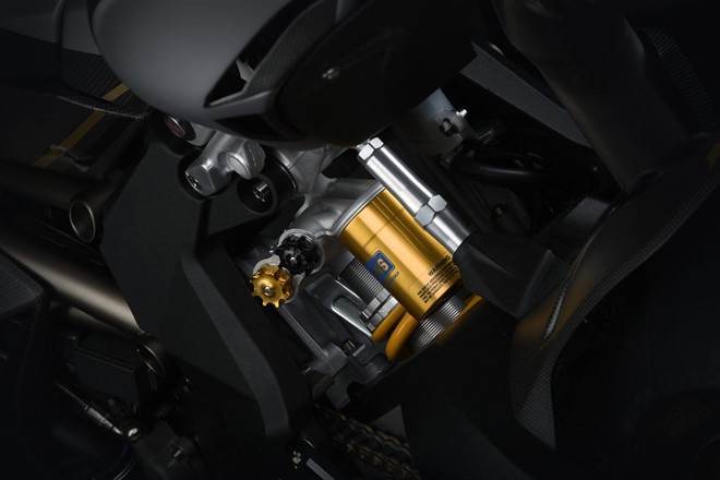 Giảm xóc trước là loại Ohlins màu đen sử dụng công nghệ NIX 30 với trụ giảm xóc được mạ titanium. Phía sau là giảm xóc đơn Ohlins TTX đắt tiền.