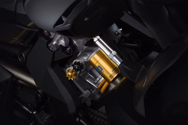 Giảm xóc trước là loại Ohlins màu đen sử dụng công nghệ NIX 30 với trụ giảm xóc được mạ titanium. Phía sau là giảm xóc đơn Ohlins TTX đắt tiền.