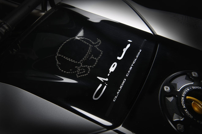 Là phiên bản tri ân nên tên và chữ ký của Claudio xuất hiện trên mọi ngóc ngách của xe, từ bình xăng, hai bên yếm, kính chắn gió cho đến phần yên solo và ống xả.